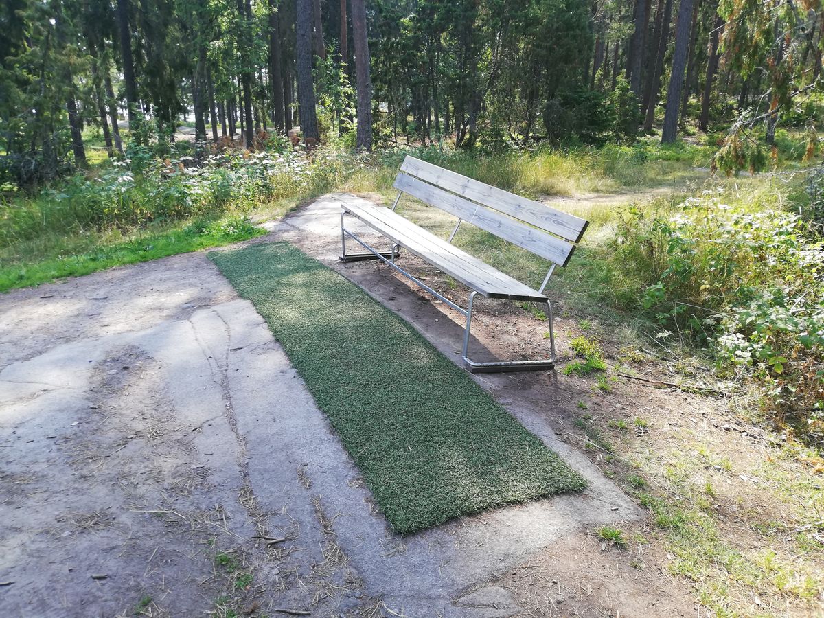 Några bänkar på sina håll.