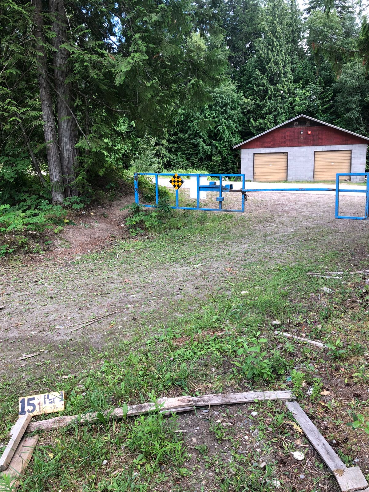 Hole 15 tee, over the road, to the elevated basket in the yard