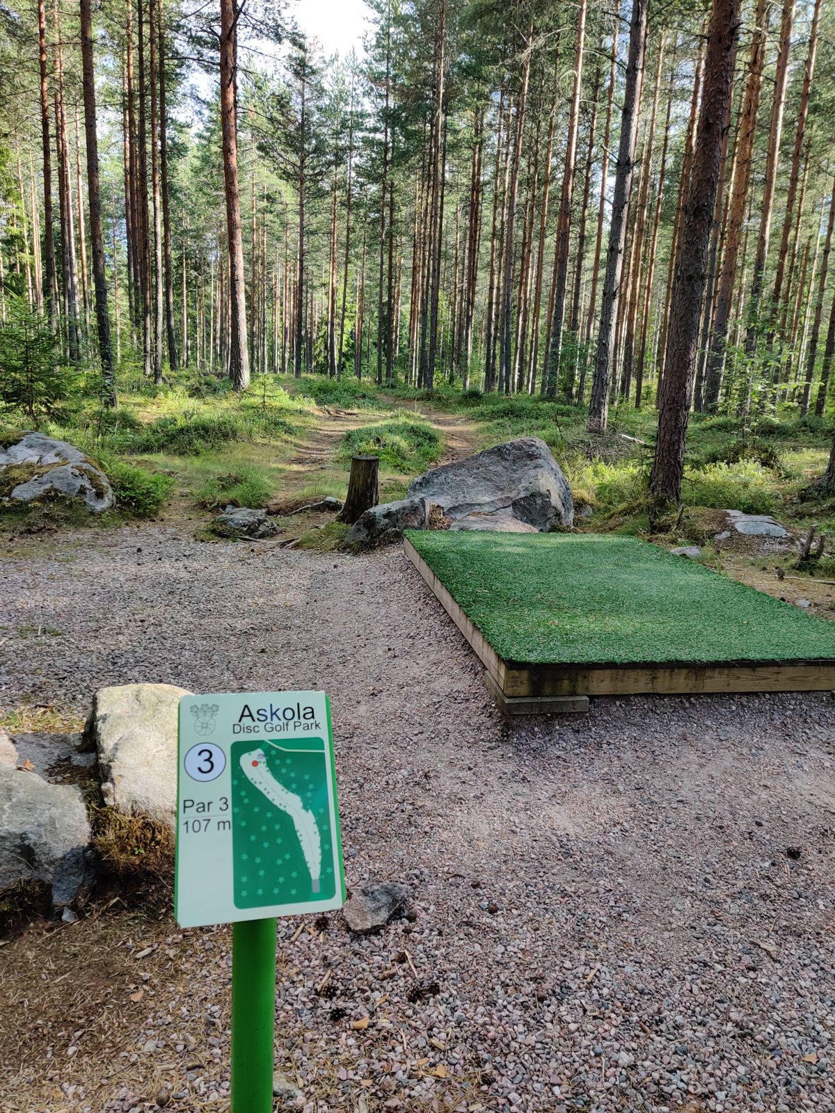 Tee 3, Nice pads and signs