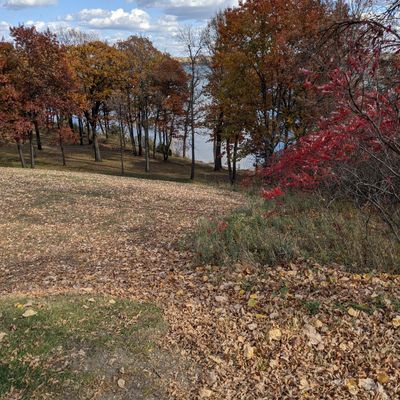 Hole 5 teepad, basket at edge of water at bottom of hill.