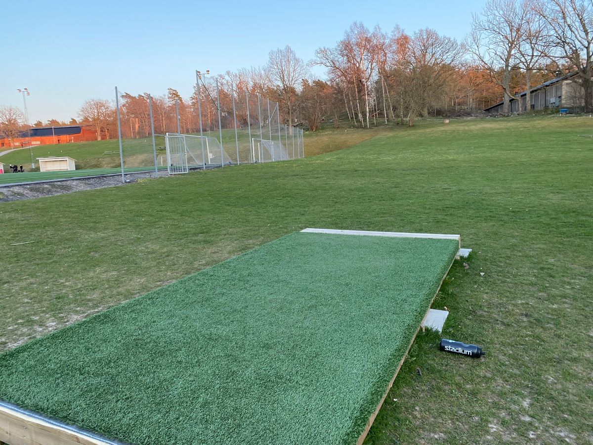 First tee. Bring out your bombs to reach up to the Mando, to get a decent angel to attack the pin