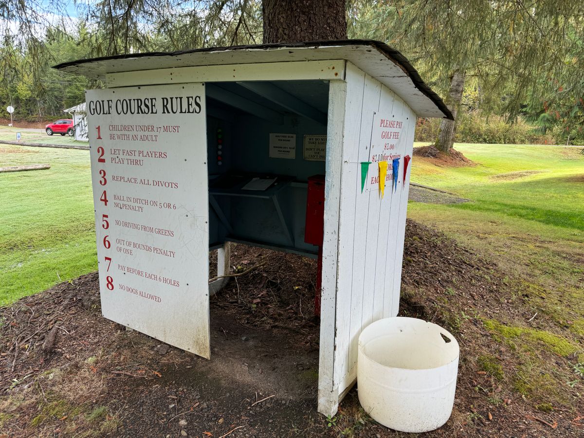 Shack with log book & payment kiosk. Be sure to check that you’re here to play Disc Golf!