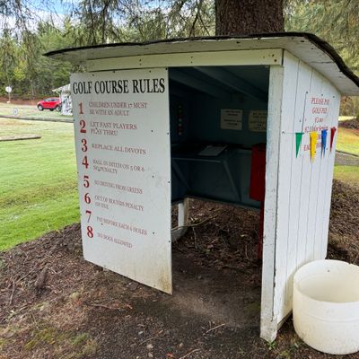 Shack with log book & payment kiosk. Be sure to check that you’re here to play Disc Golf!