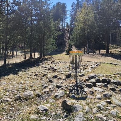 7 väylän kori, takana portaiden yläpäässä 7 tii