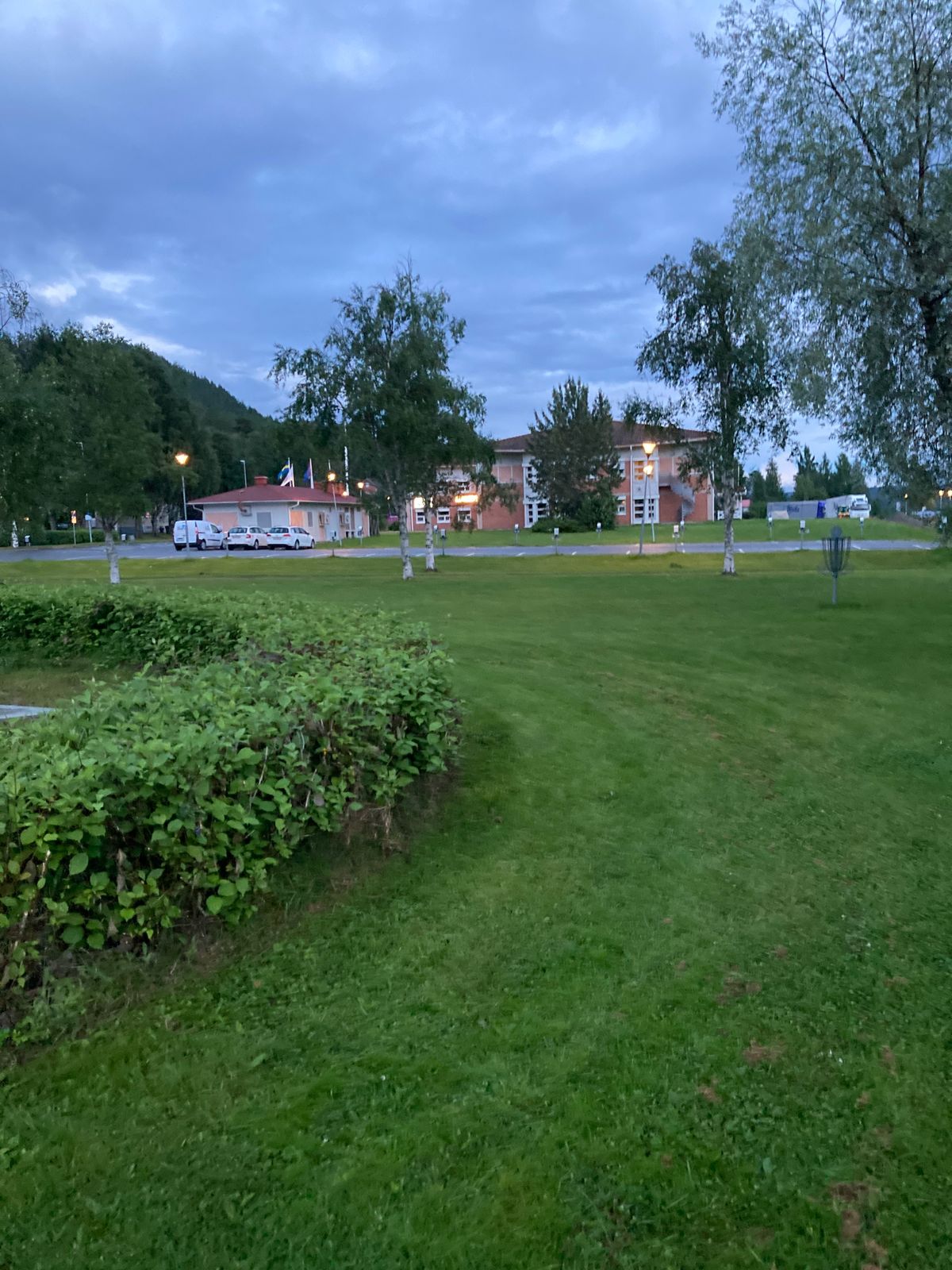 Hazard i buskarna och på lekplatsen