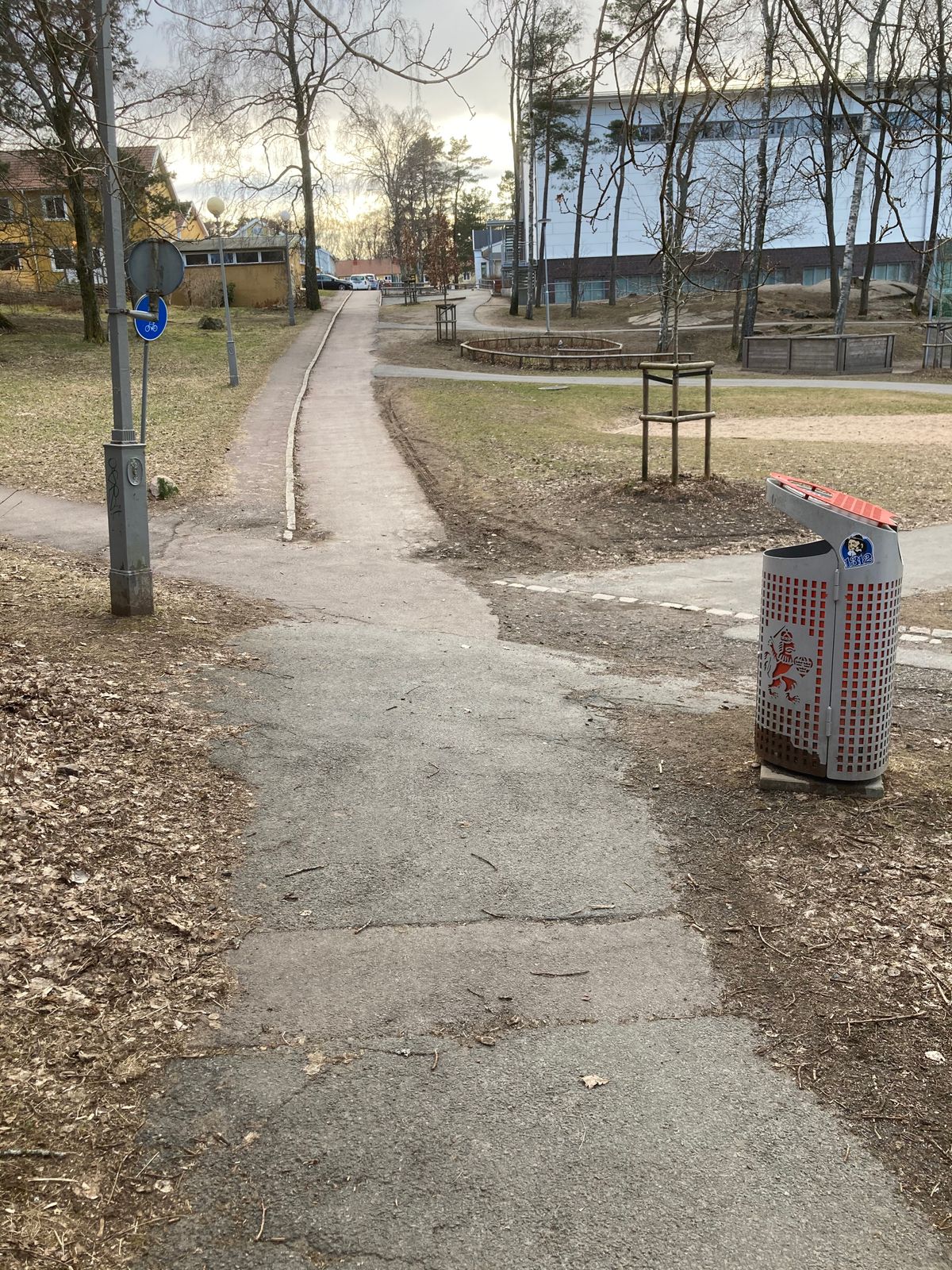 Tee 2 bakom sträcken i asfalten