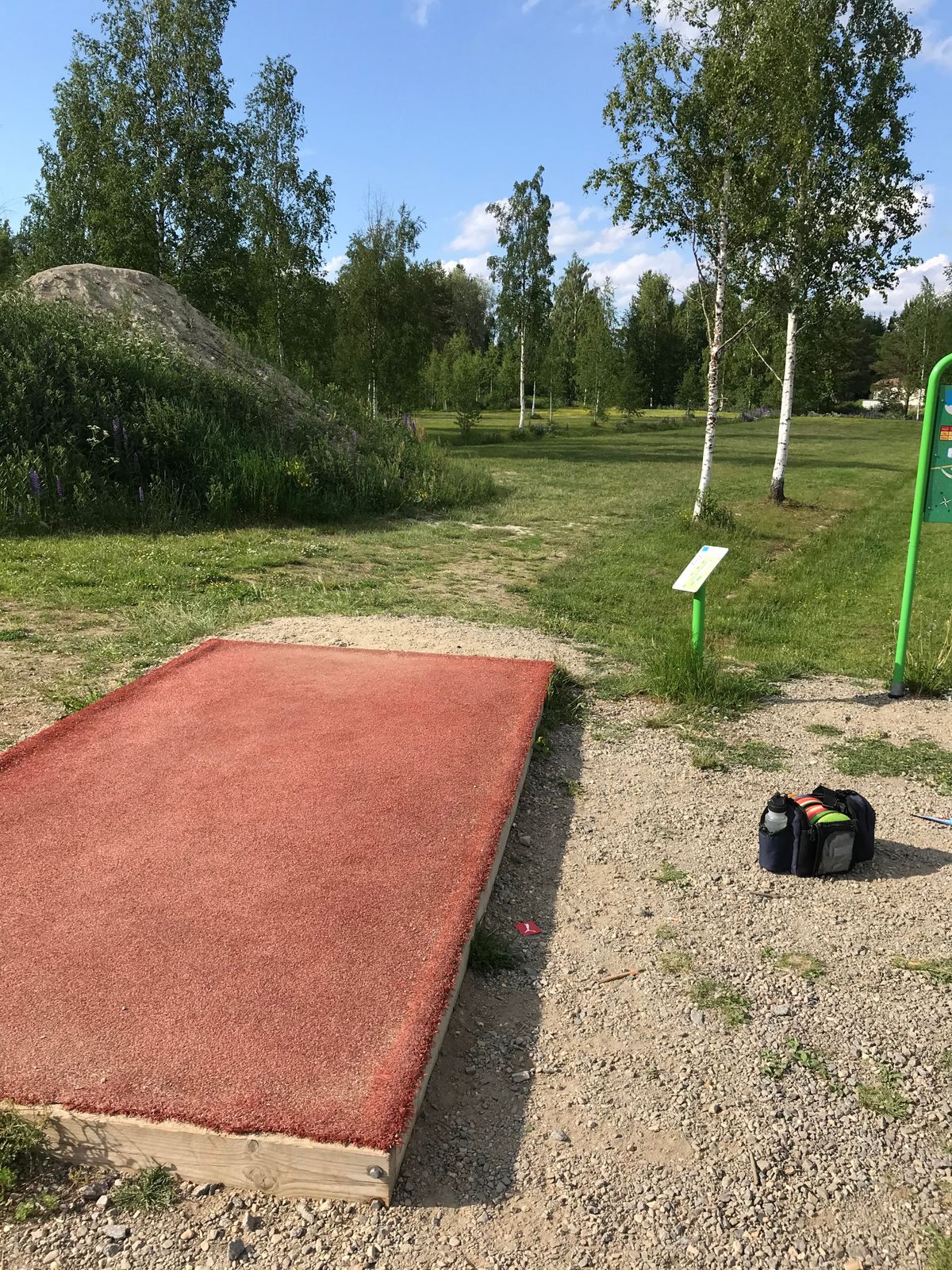 1. -väylän tiillä. Rata alkaa puistotyyppisenä.