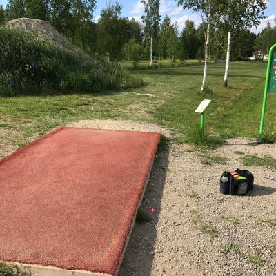 1. -väylän tiillä. Rata alkaa puistotyyppisenä.