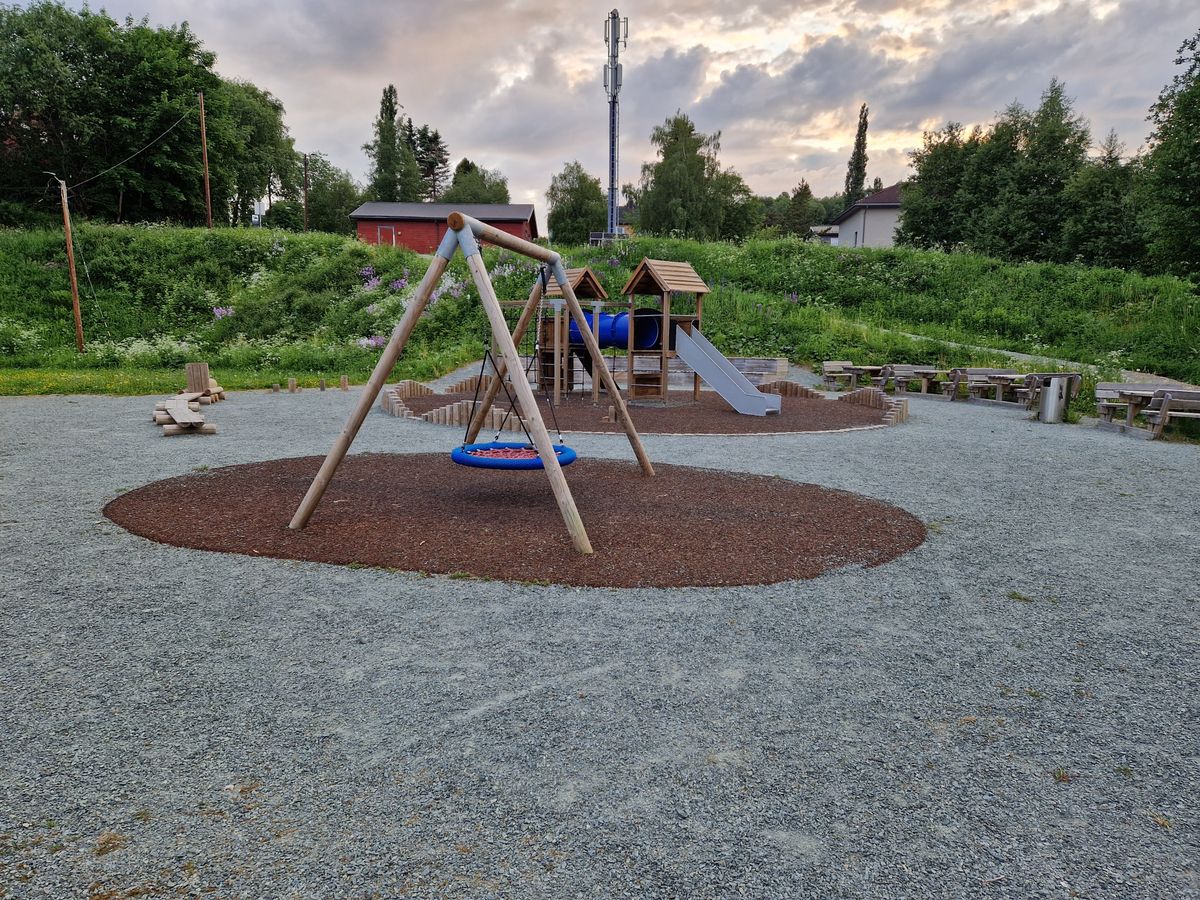 Lekeplass rett ved banen
