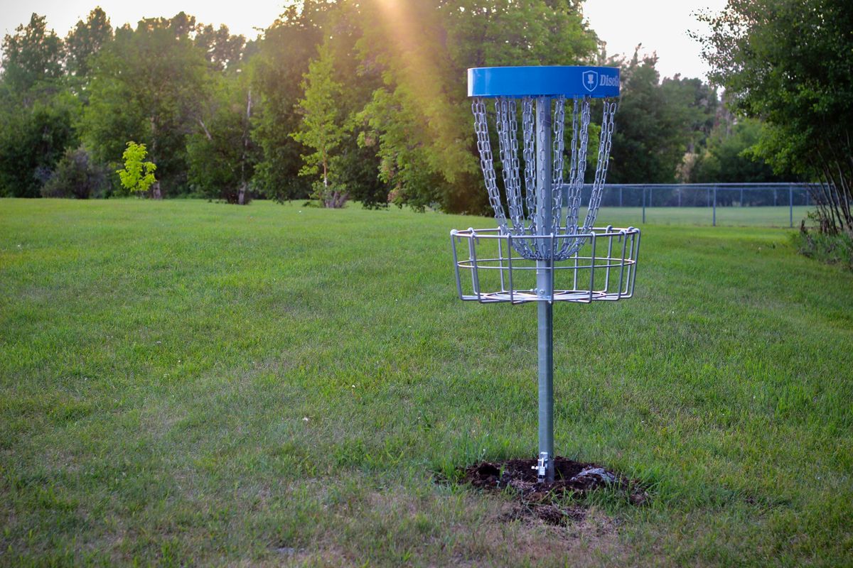 Basket - Looking back at blue/white tee