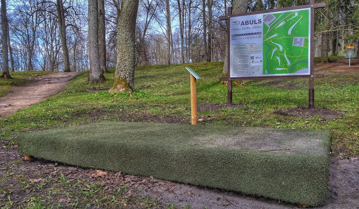 Trases "Abuls" informācijas zīme un pirmā celiņa izmetiena vieta.