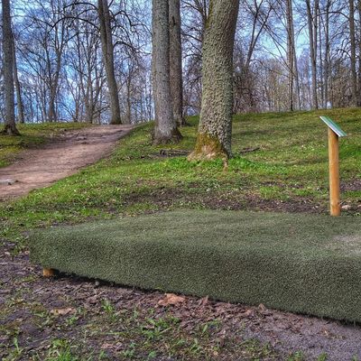 Trases "Abuls" informācijas zīme un pirmā celiņa izmetiena vieta.