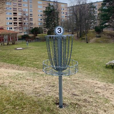 Hole 3, 30 m uphill shot and a sloped green