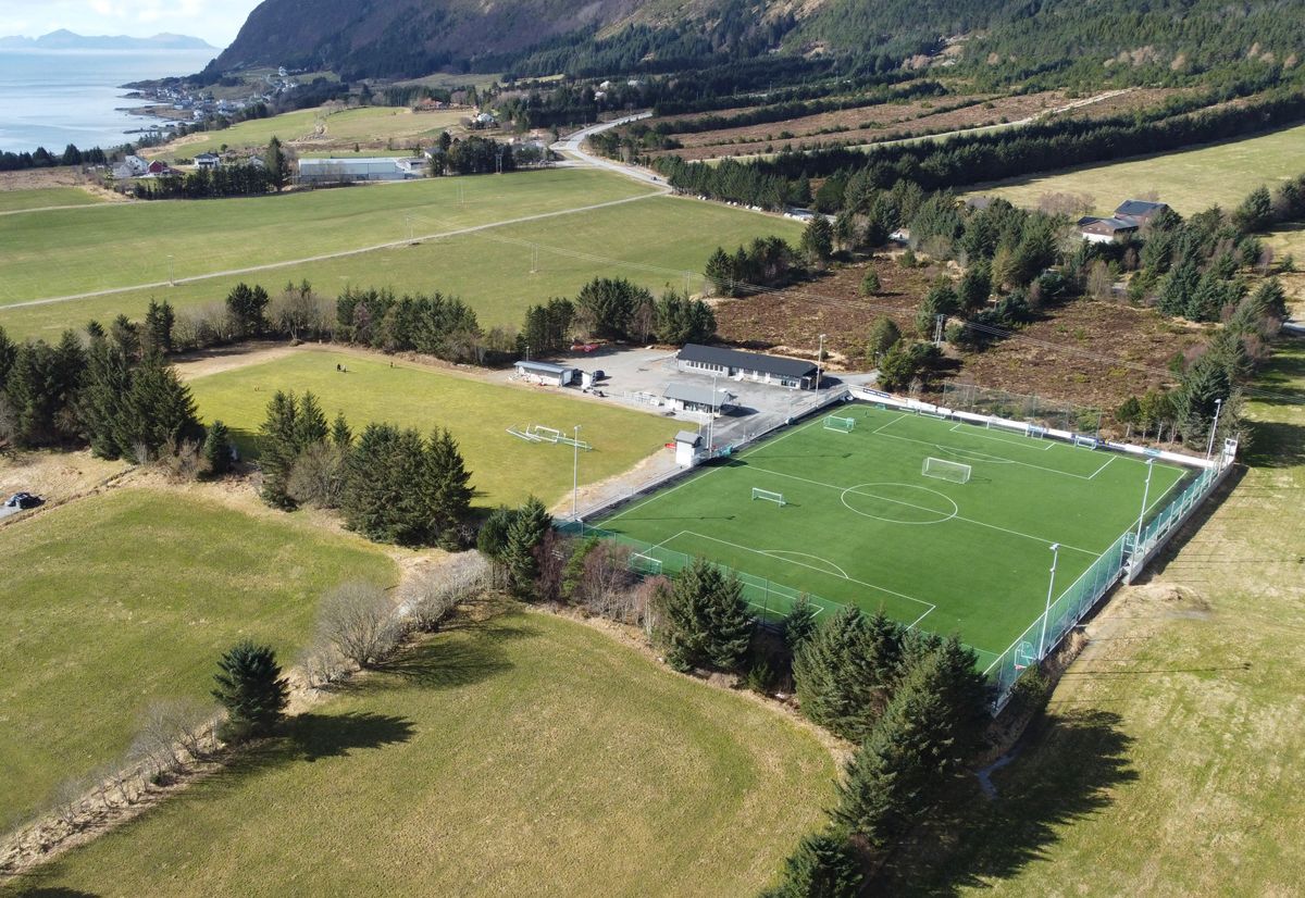 Godøy diskgolfpark og Godøy stadion sett frå lufta. Hol 1 er til høgre for klubbhuset.