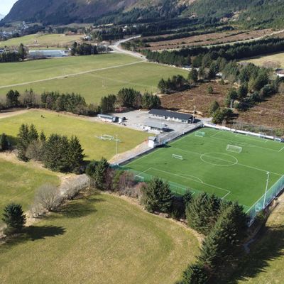 Godøy diskgolfpark og Godøy stadion sett frå lufta. Hol 1 er til høgre for klubbhuset.