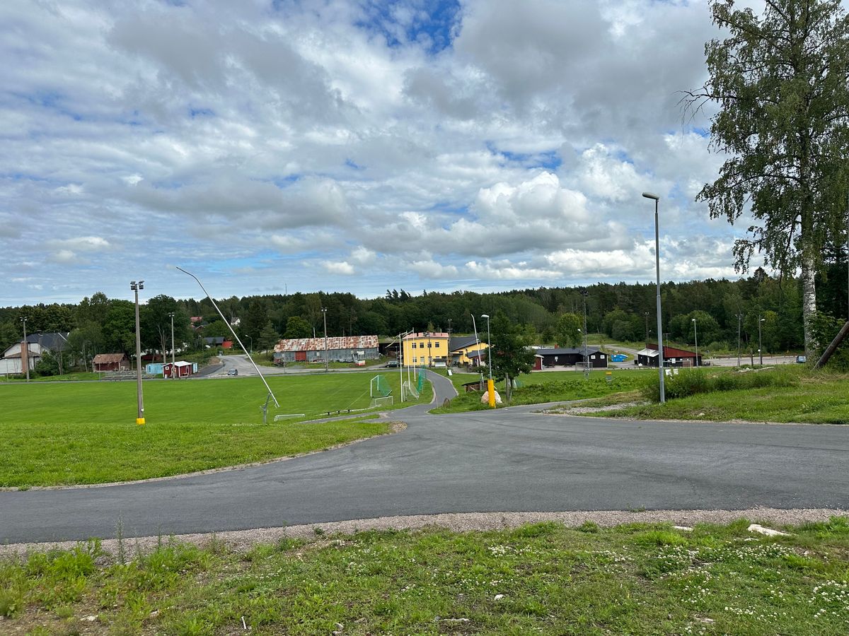 Fotbollsplanen samt parkering.