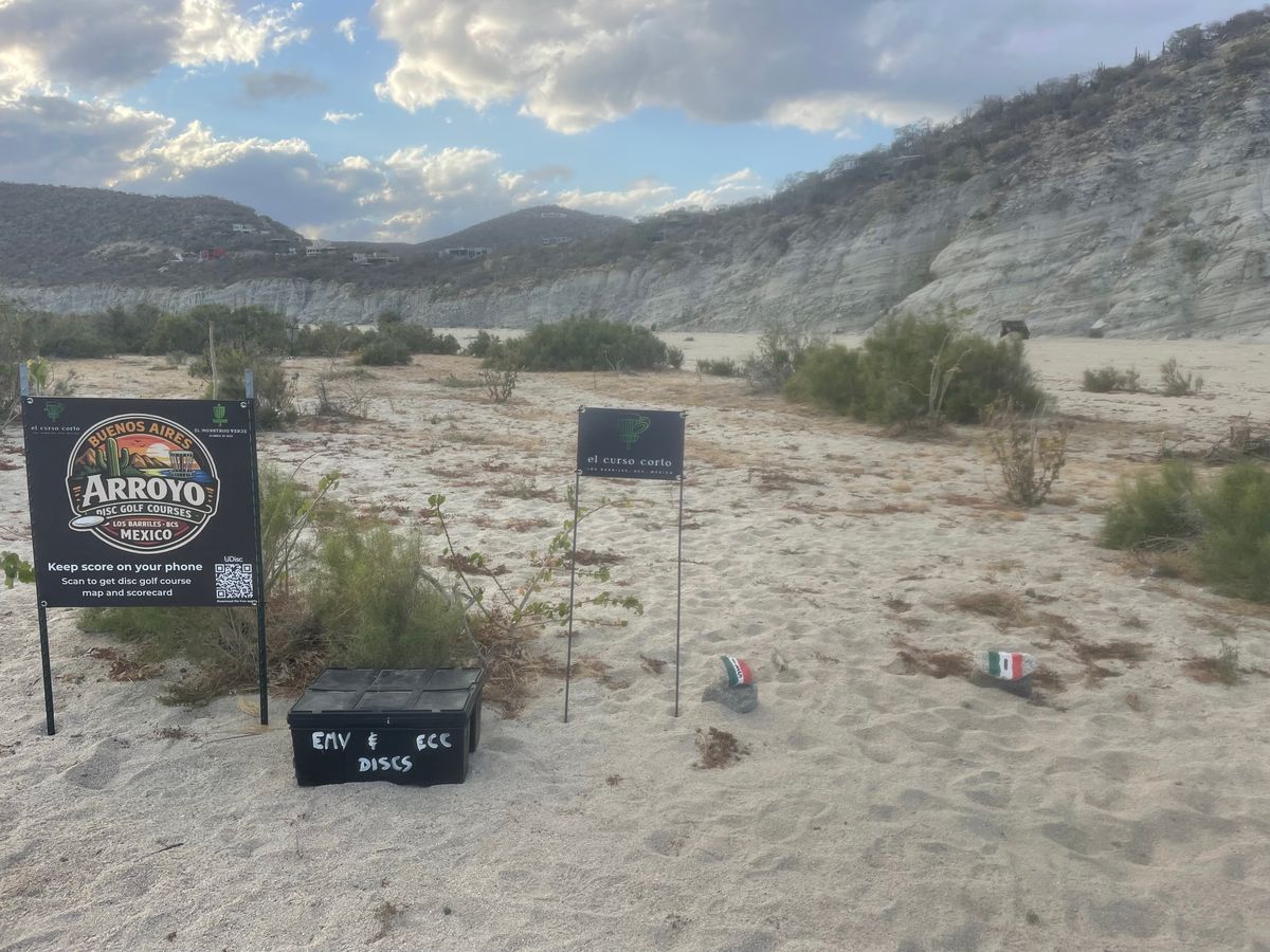 Tee #1 of El Curso Corto. This is where the black box of discs are for anyone to use. 