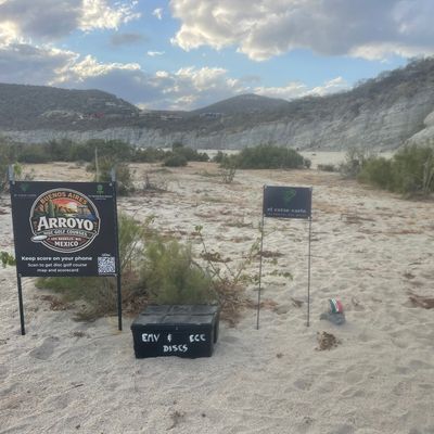 Tee #1 of El Curso Corto. This is where the black box of discs are for anyone to use.