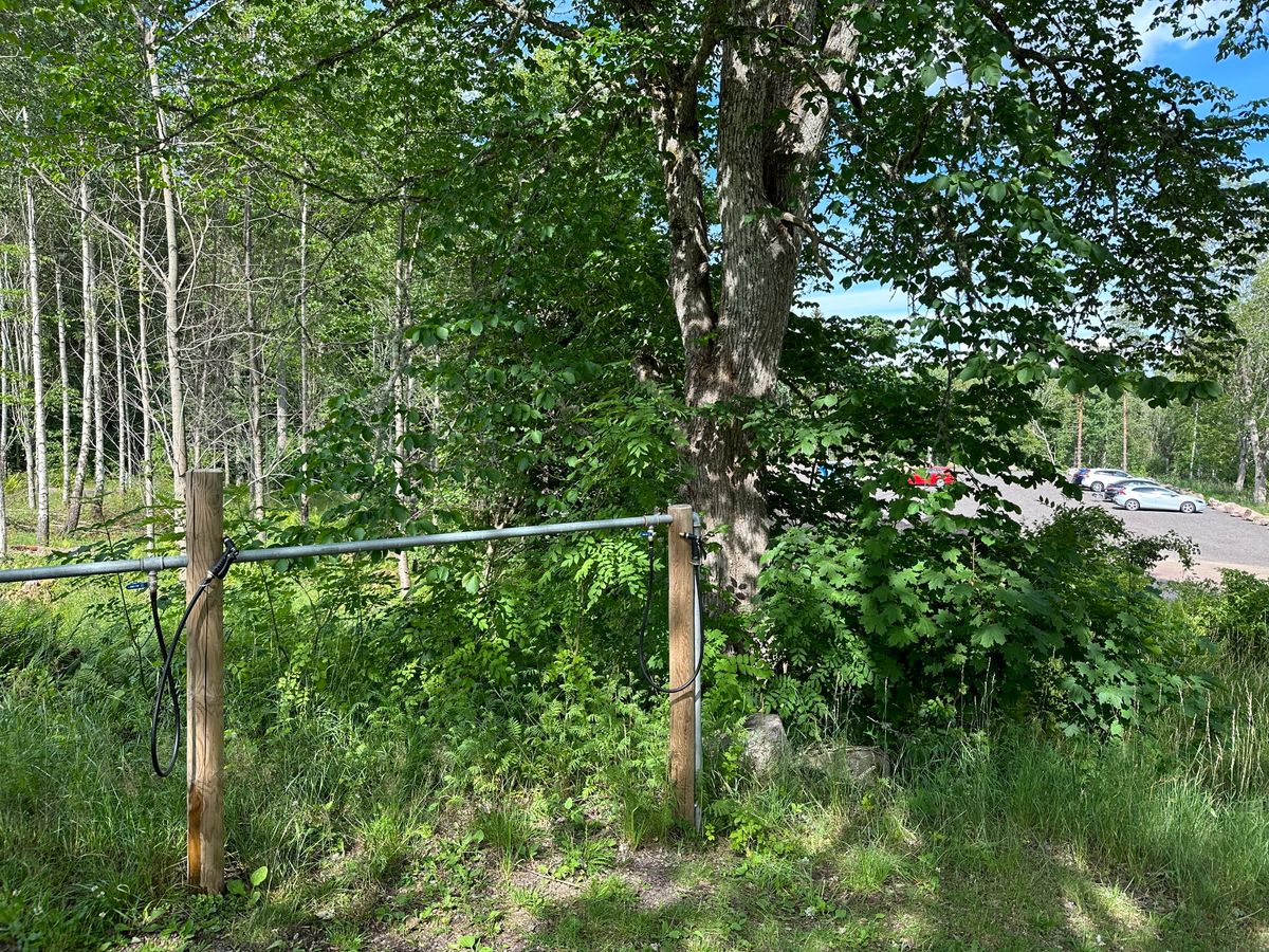 Här finns det tillgång till dricksvatten! Inte alls långt ifrån parkeringen, nära ett av husen.