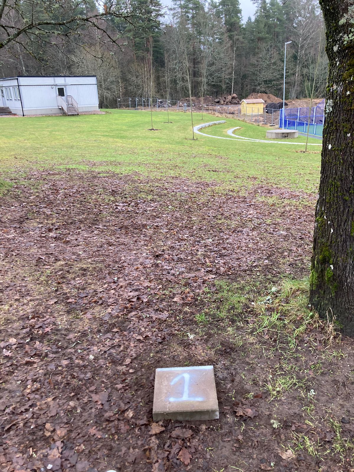 Hål 1 OB på konstgräs och utanför staket
