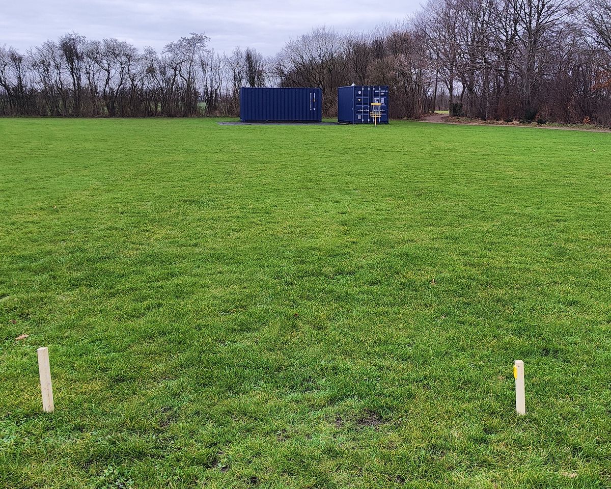 Tee 8 - Ø hul. Laver du ikke Hole-in-One, så skal du lande i flisefeltet fra tee. Misser du dette er DZ i midten af den sydlige kant, og du tilskrives en straf!