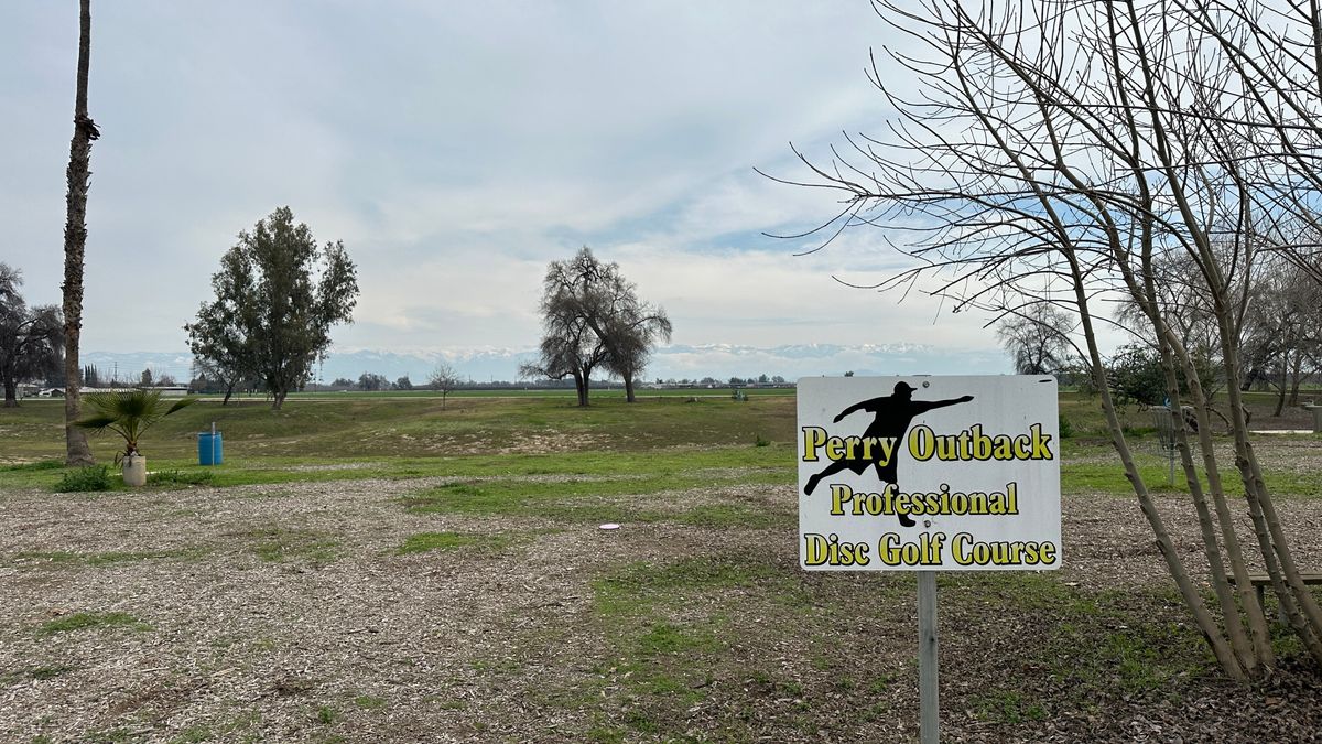 Starting Area, practice basket and hole 1