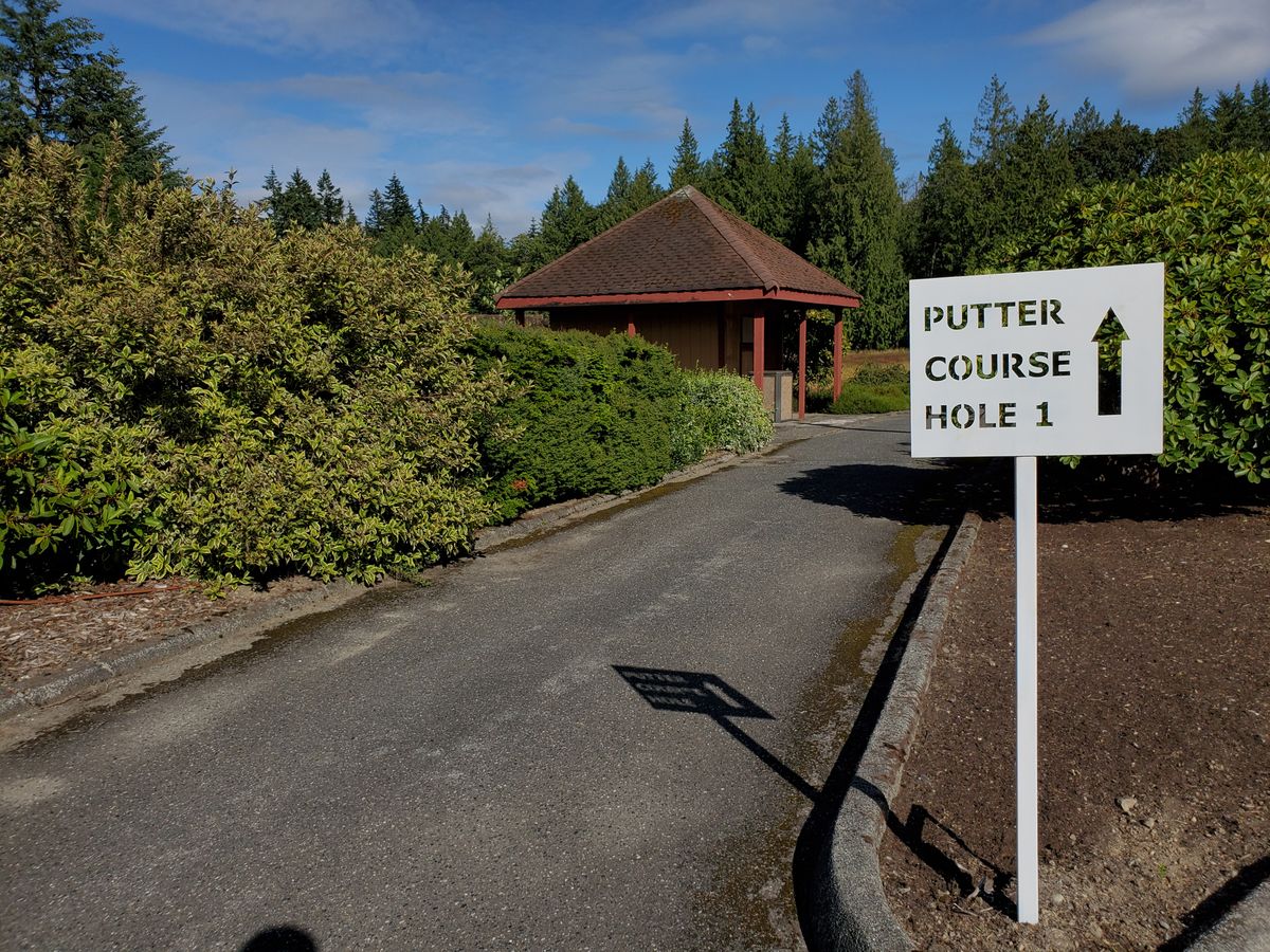 Course signage to hole 1 on the free pitch & putt course