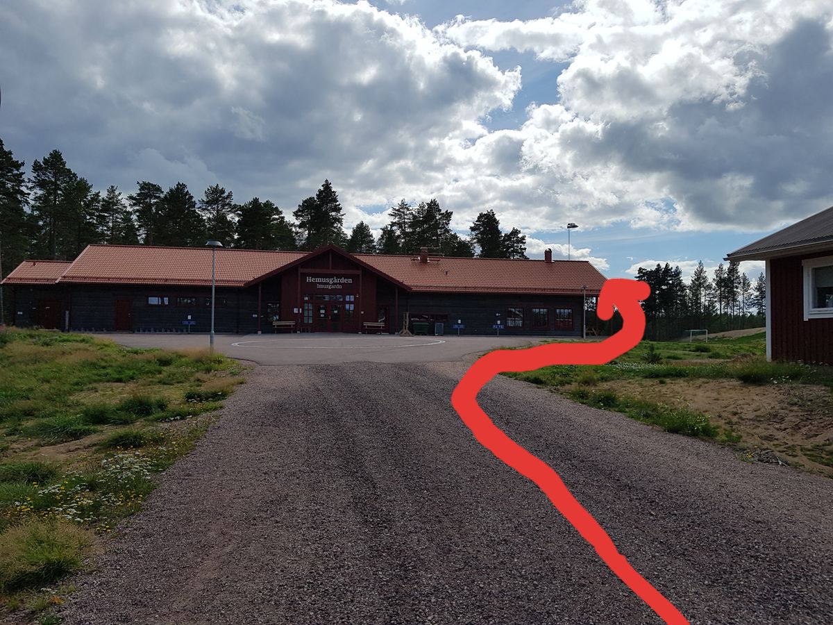 Gå runt huvudbyggnaden för att komma till tee 1