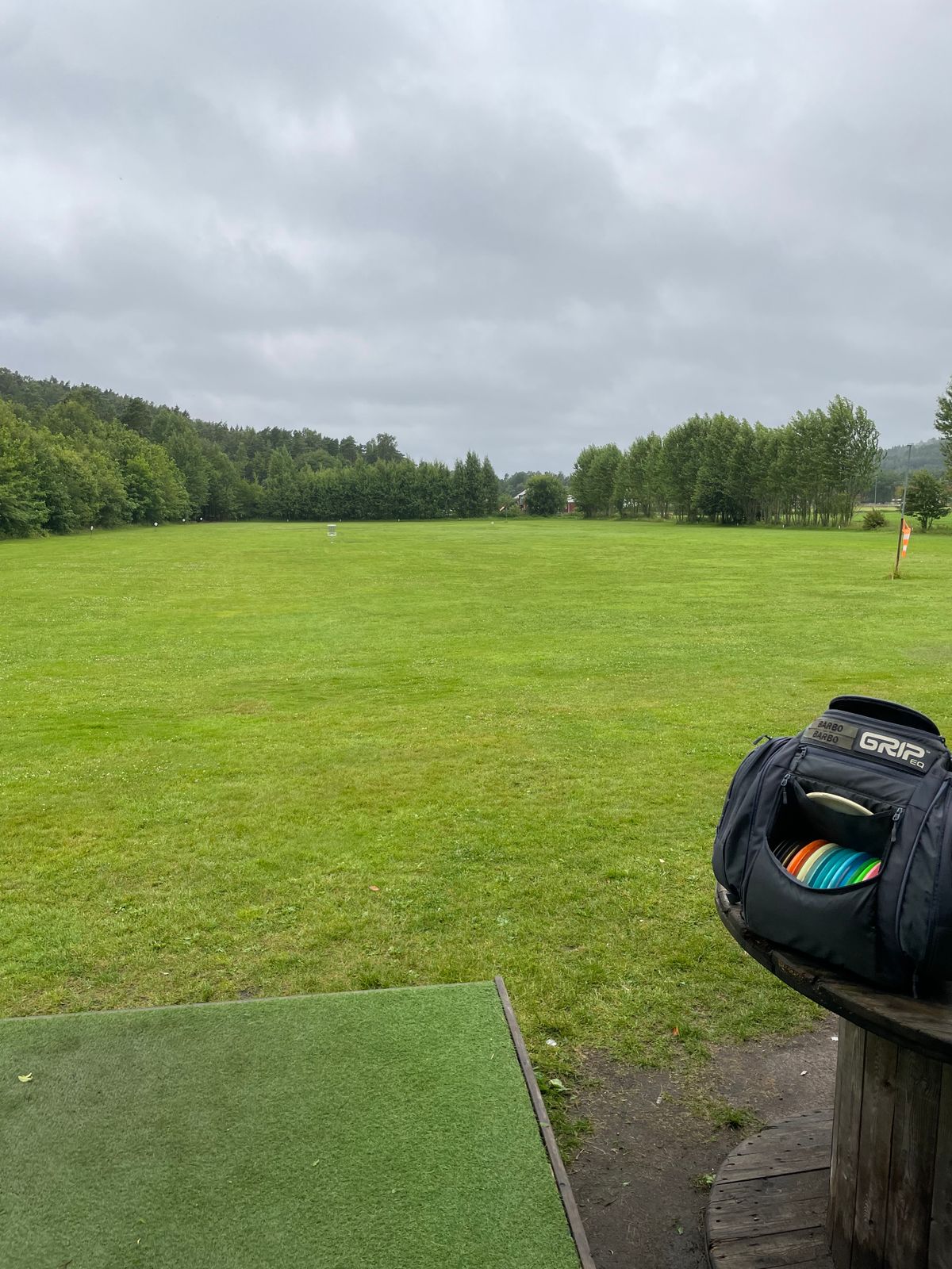 Drivingrange med lengdemarkering.