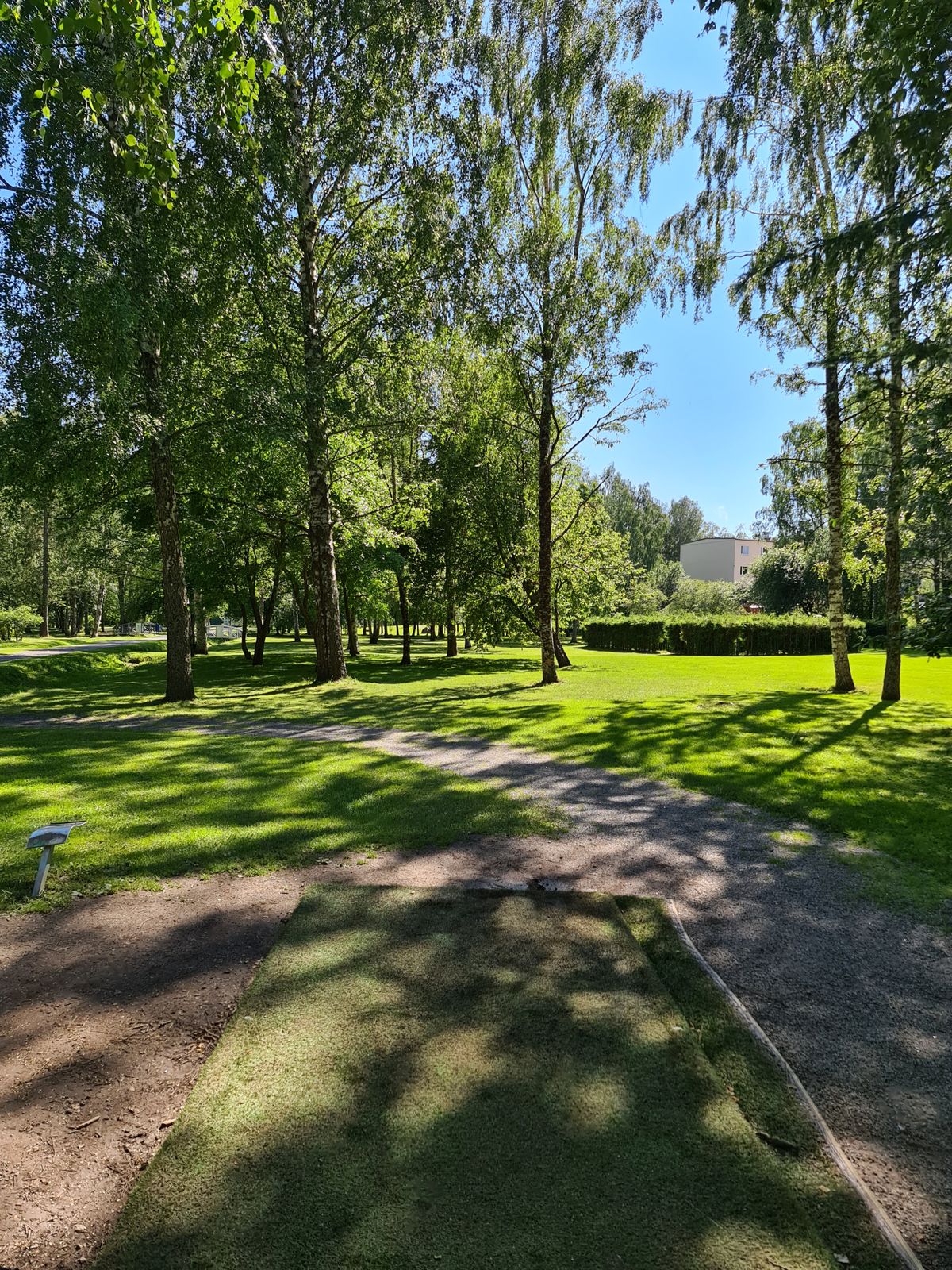 5. Väylän teepaikka. Hyvät tekonurmialustat teepaikoilla.