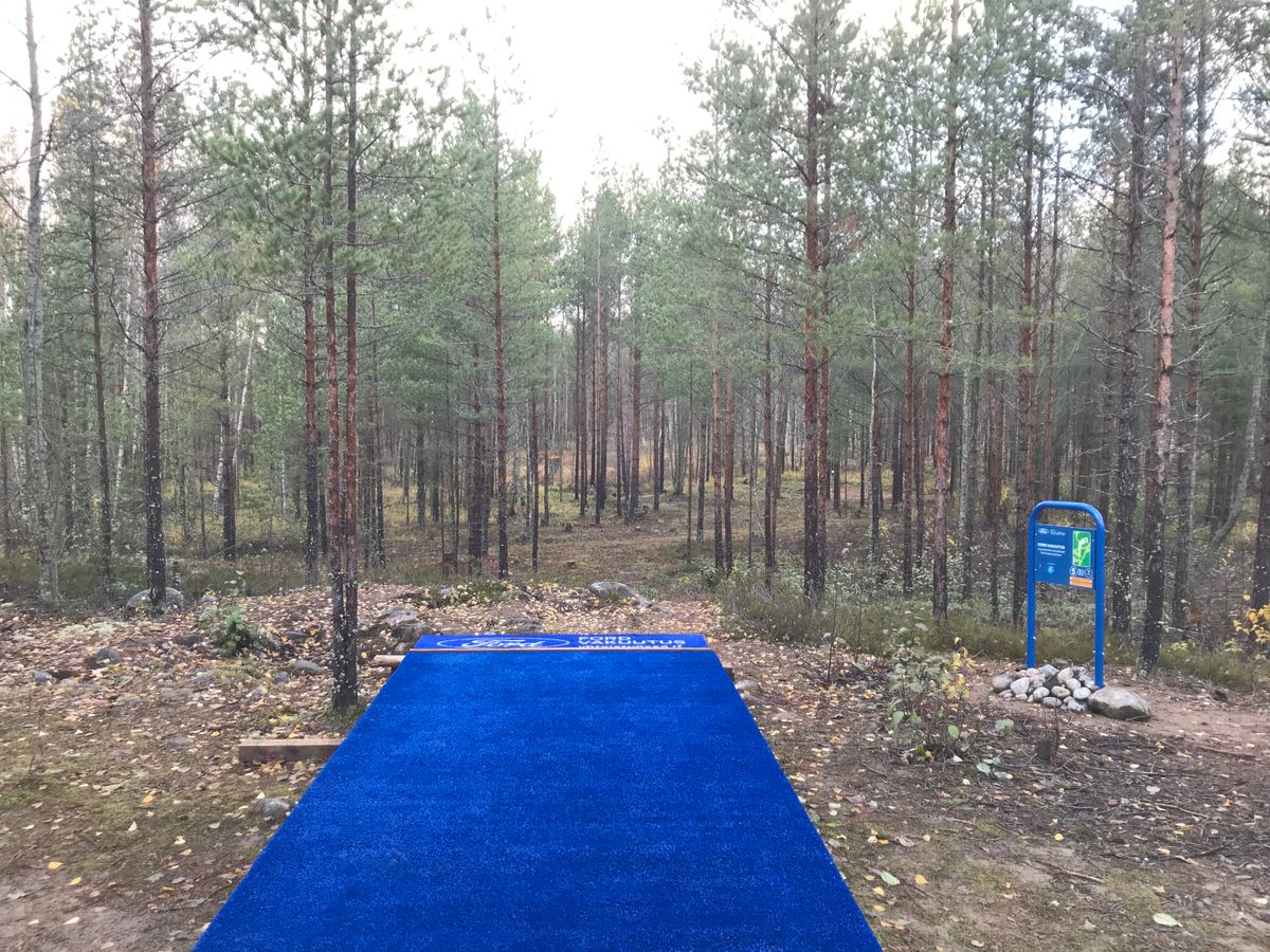 5-väylä: 63m, Par3 (kohtuu jyrkästi oikealle kaartuva väylä)