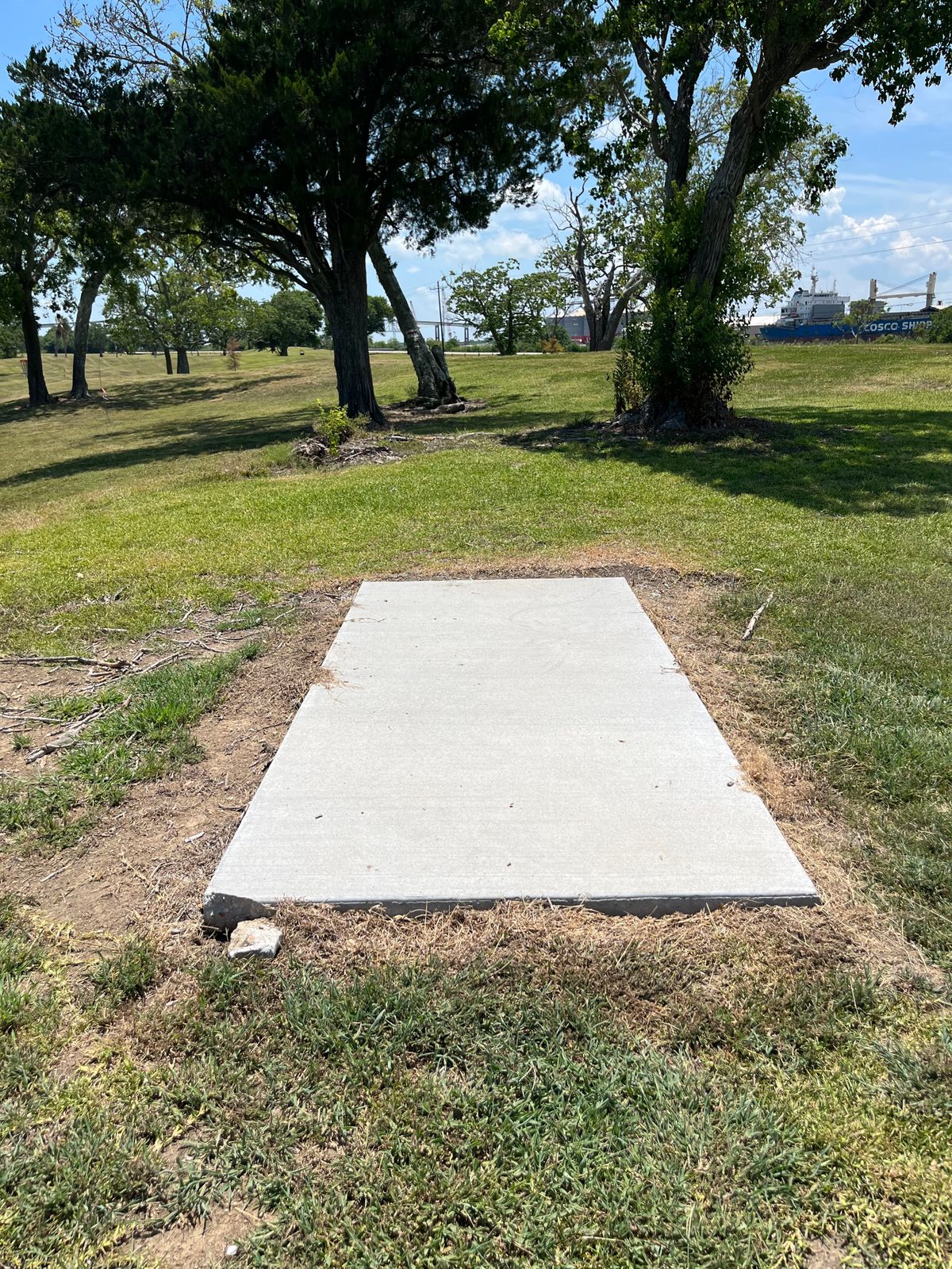 Mando to the right side of the tree leaning to the left. Center of the fairway.