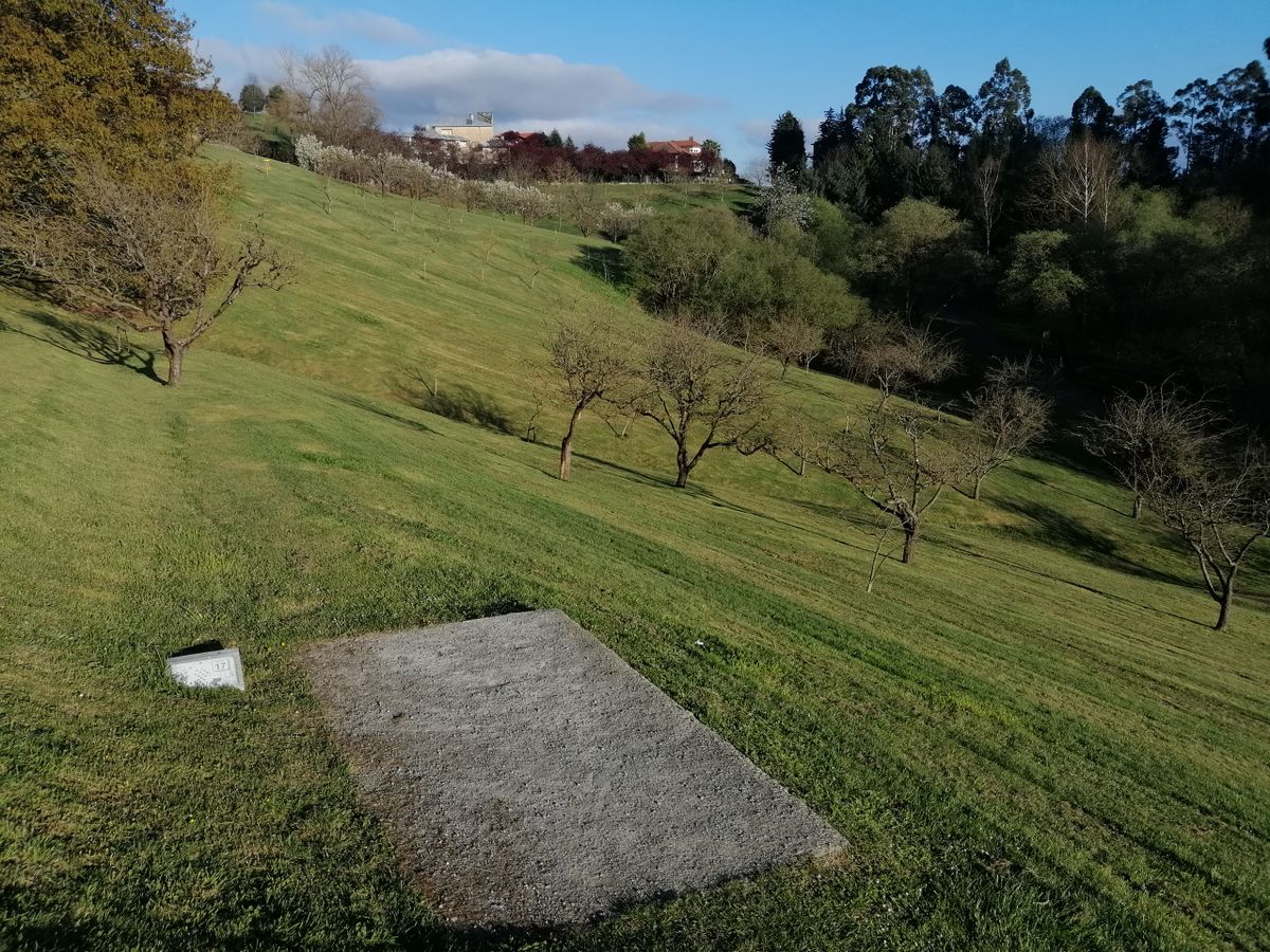 Hole #17, 22° Left/right slope, 93m m (305ft)
