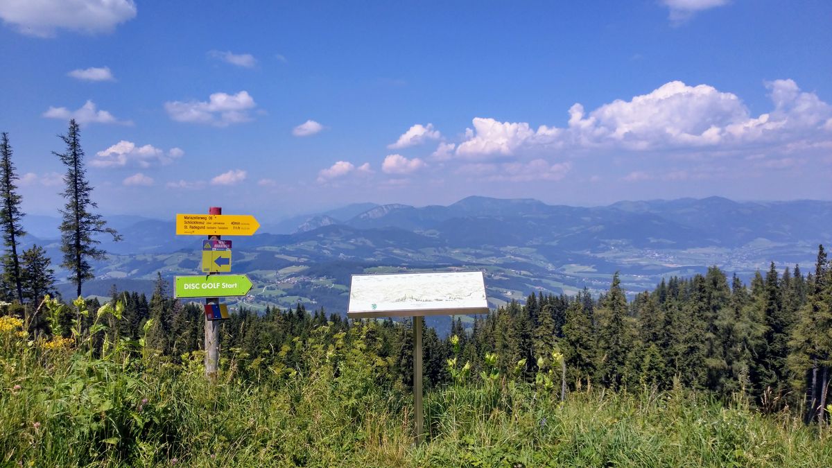 Sign to hole 1 near the mountain station.