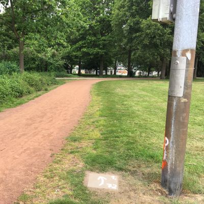 Tee 1, Abwurf links, Asche