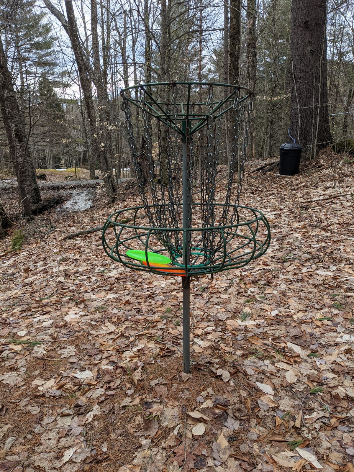 Oldish baskets with light chains throughout course