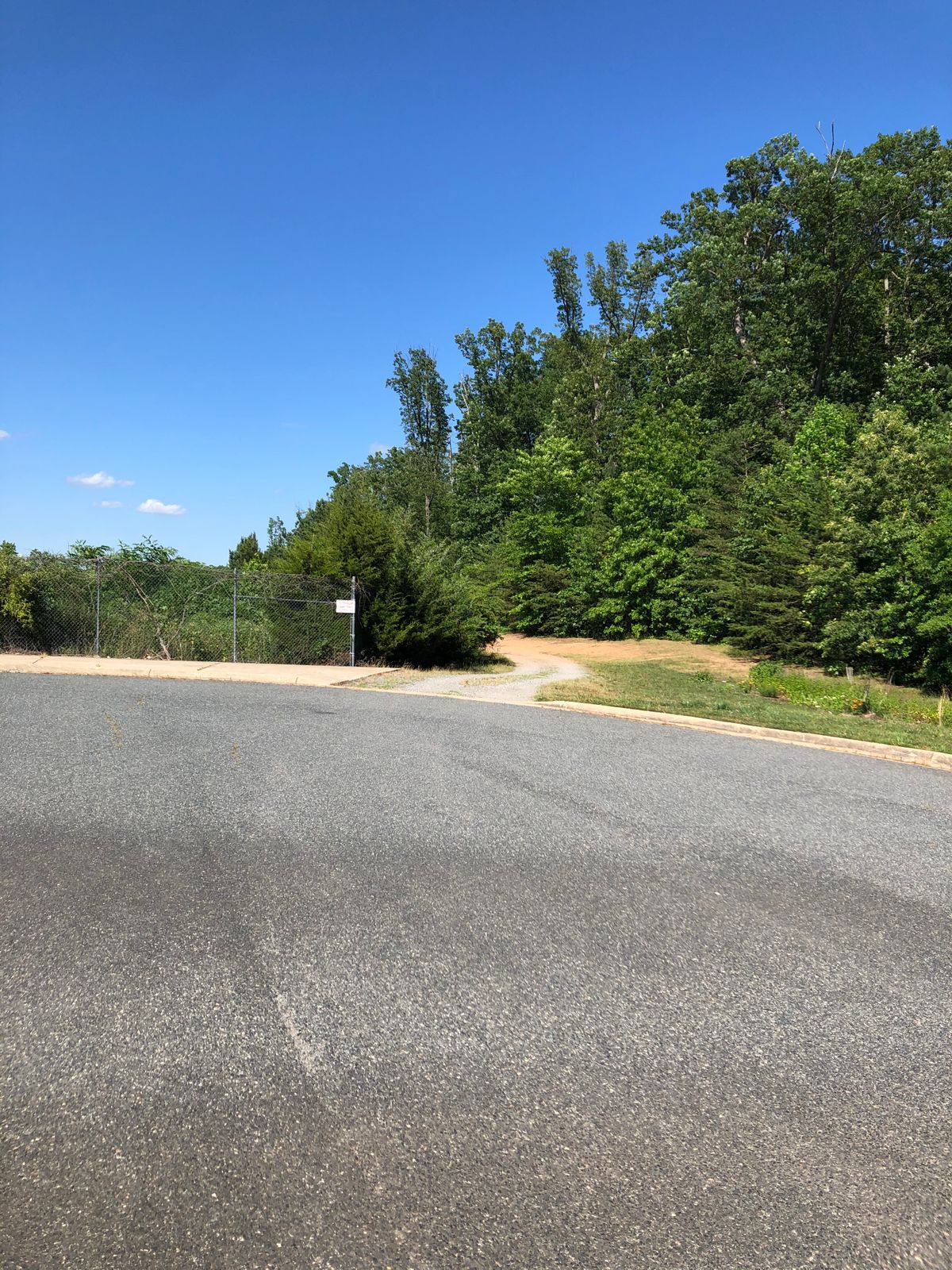 Trail to first tee by bus circle