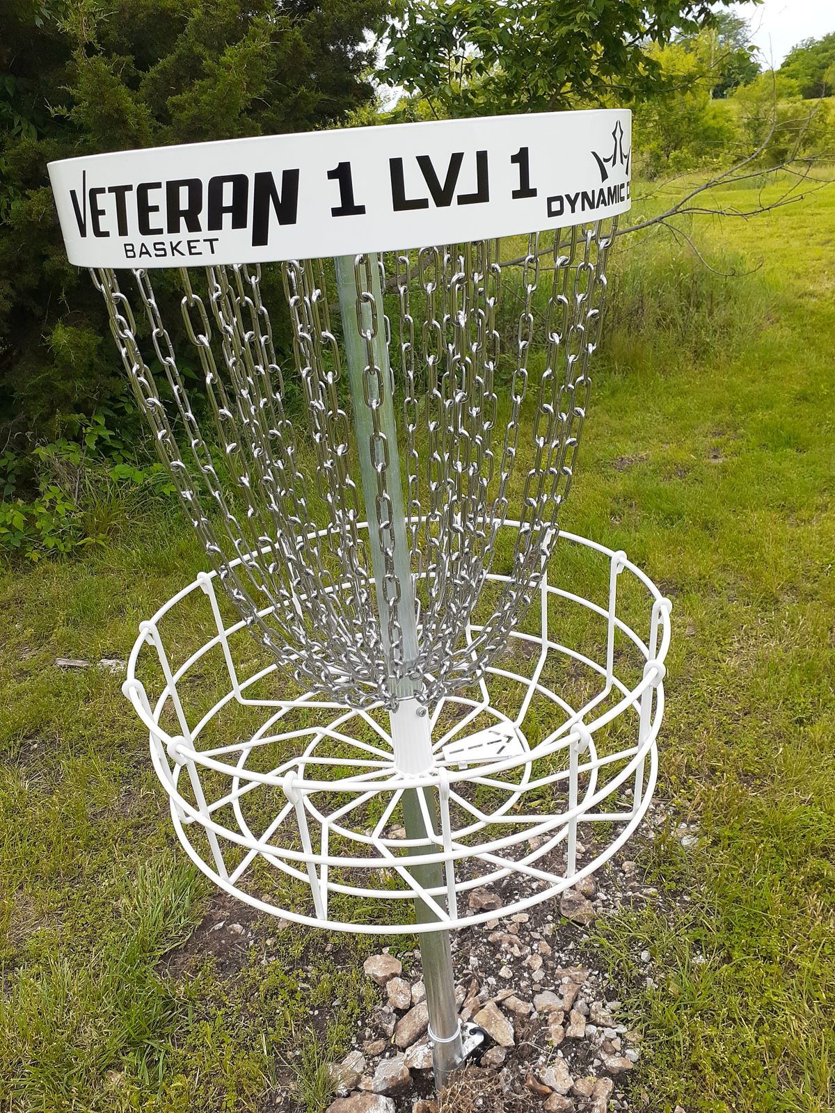 1st basket with an arrow pointing to the next tee.