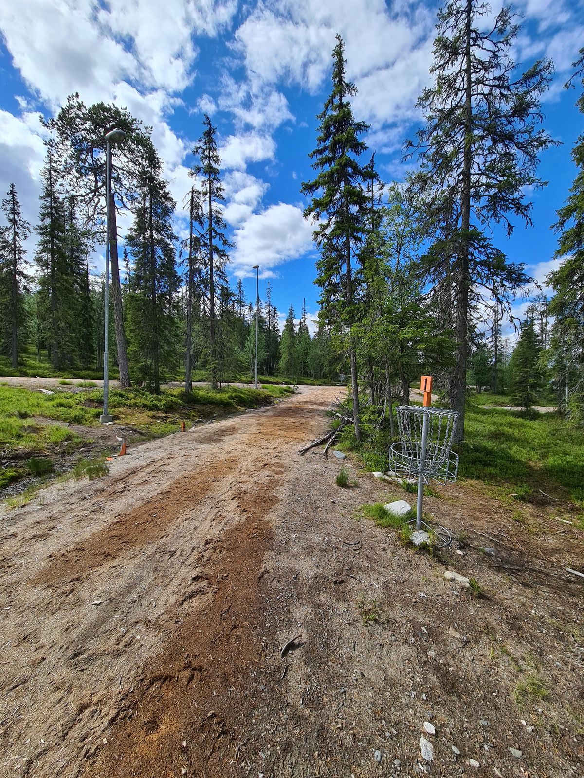 1. Väylän kori ja 2. Väylän tee. Kaikki teet heti edellisen korin vieressä.