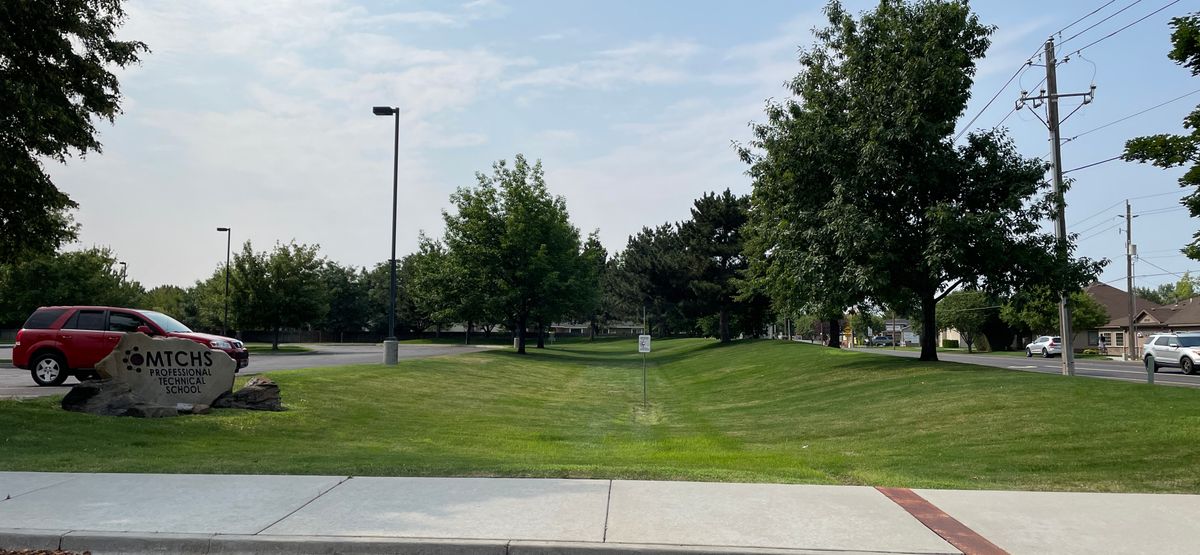Hole 1 is right by the entrance on the street