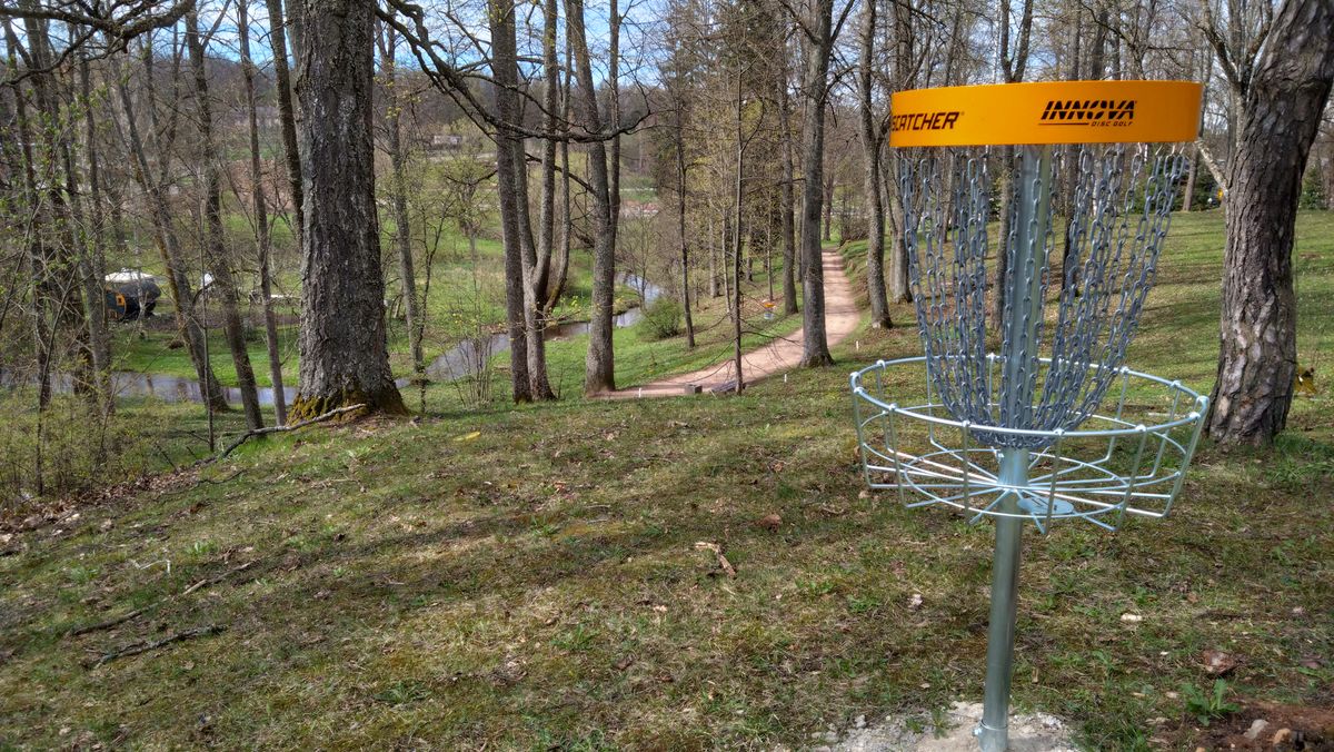 Astotā groza 10m aplis apkārt grozam ir pakalna galā.