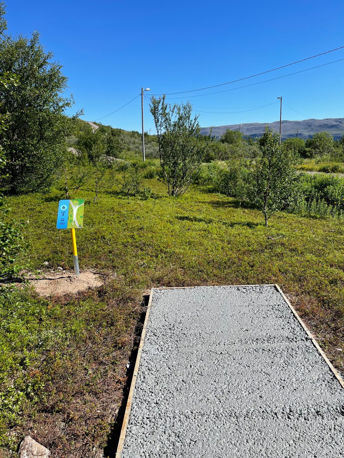 Teepad og teesign til hull 6