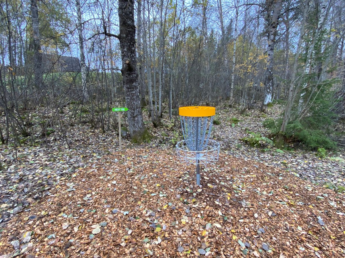 Hål 15. Korgen och skylt för nästa teepad