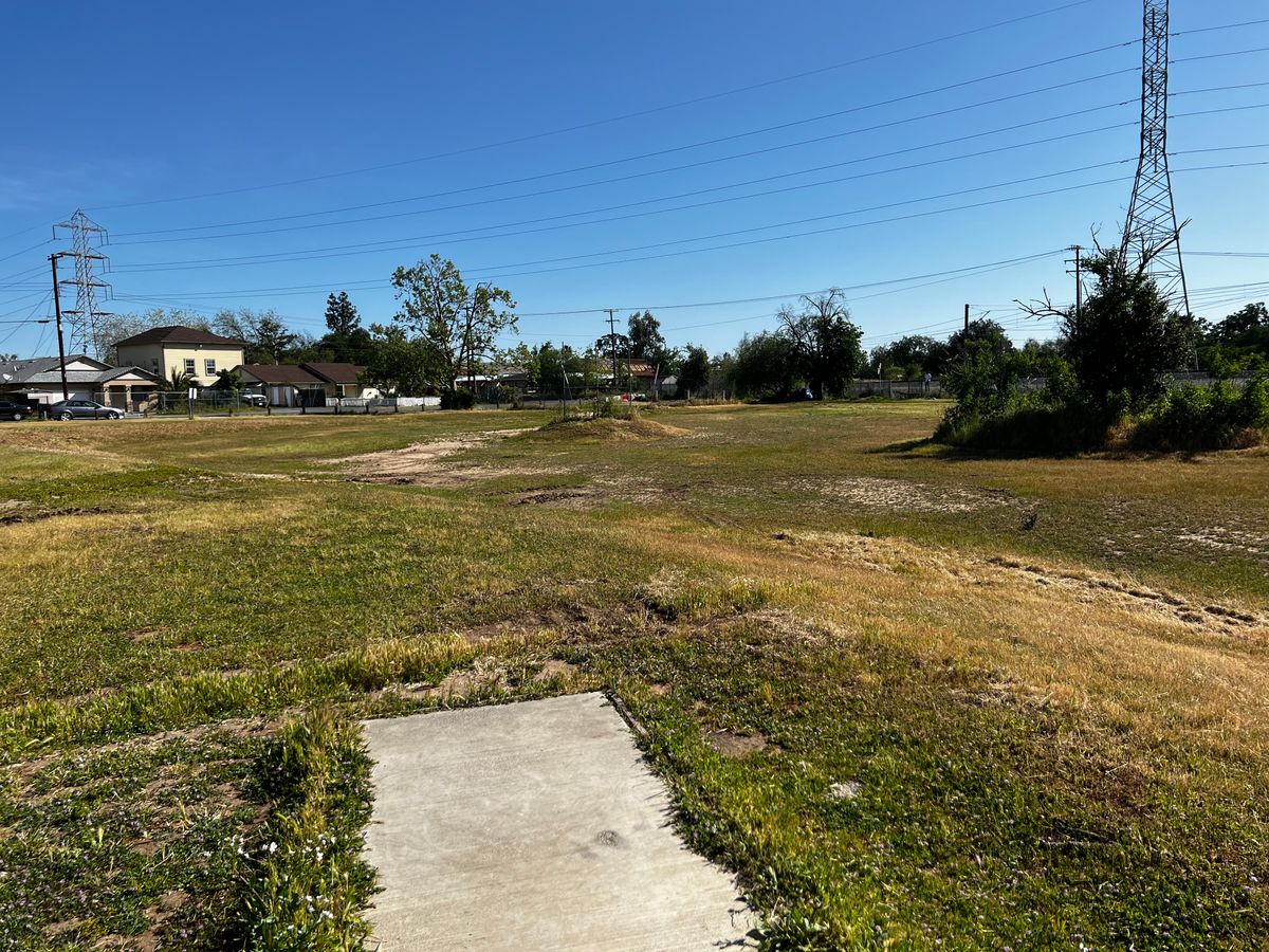 Short tee pad for hole 6.