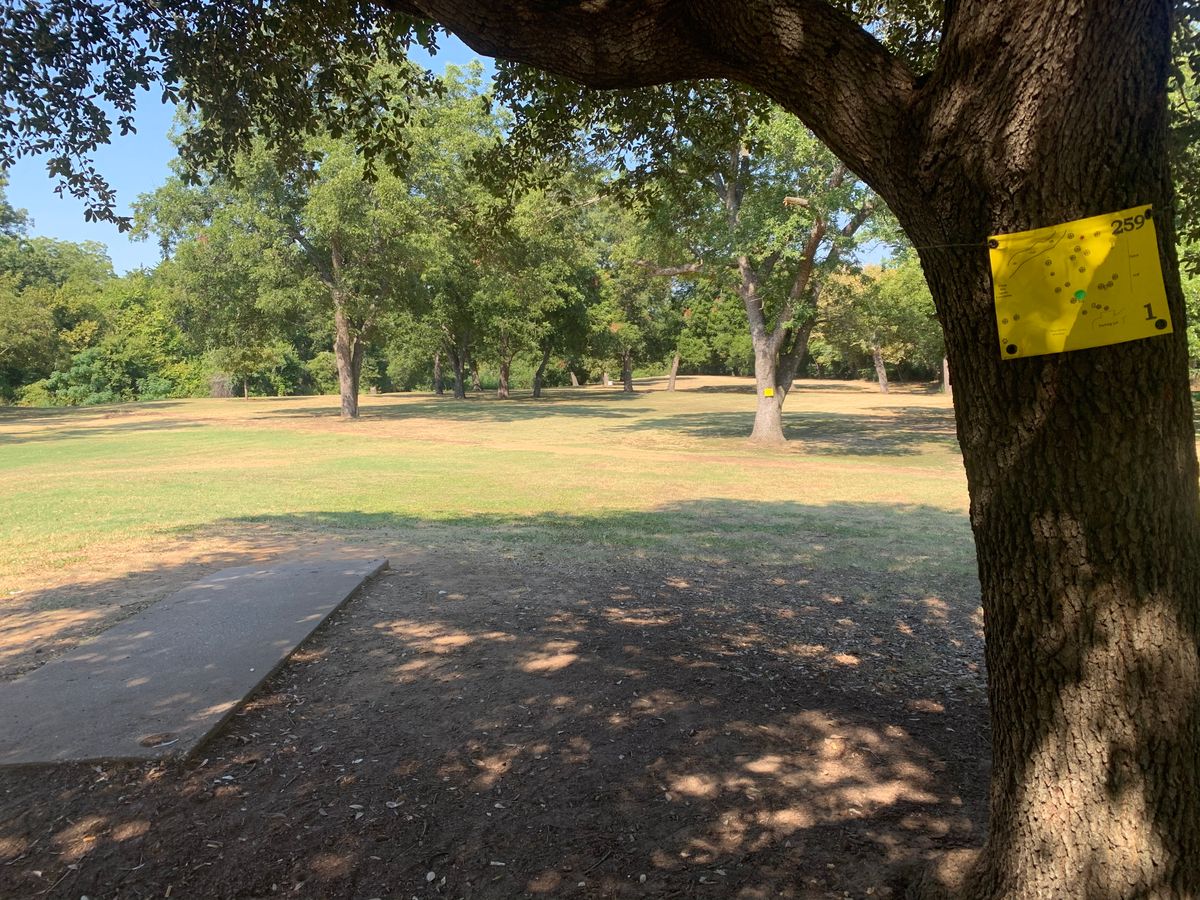 Hole 1. Signage on tree to the right of tee pad.