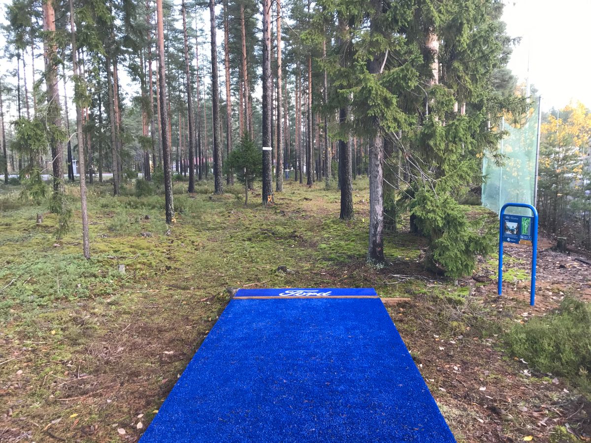 14-väylä: 59m, Par3 (suorahko väylä, mutta muutama puu hankaloittamassa. Väylällä Mando+DZ)