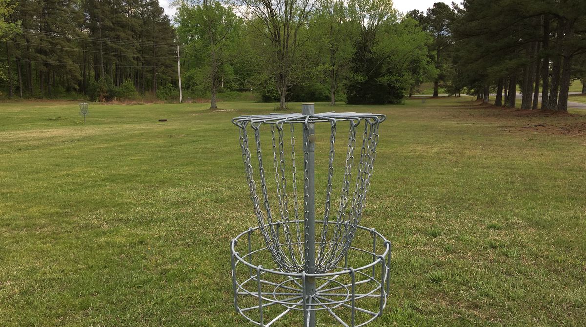 Nice and clean six baskets with some trees to make your own practice shots. Even some elevation.