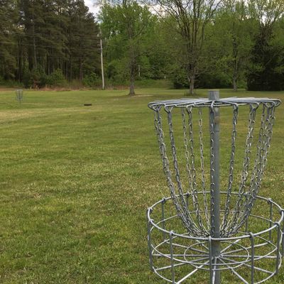 Nice and clean six baskets with some trees to make your own practice shots. Even some elevation.