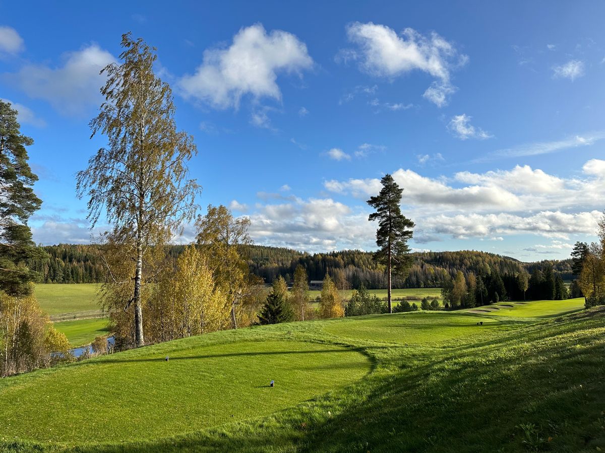 Fairway #3 teeing area on the left. Aktiive golf hole on the right.