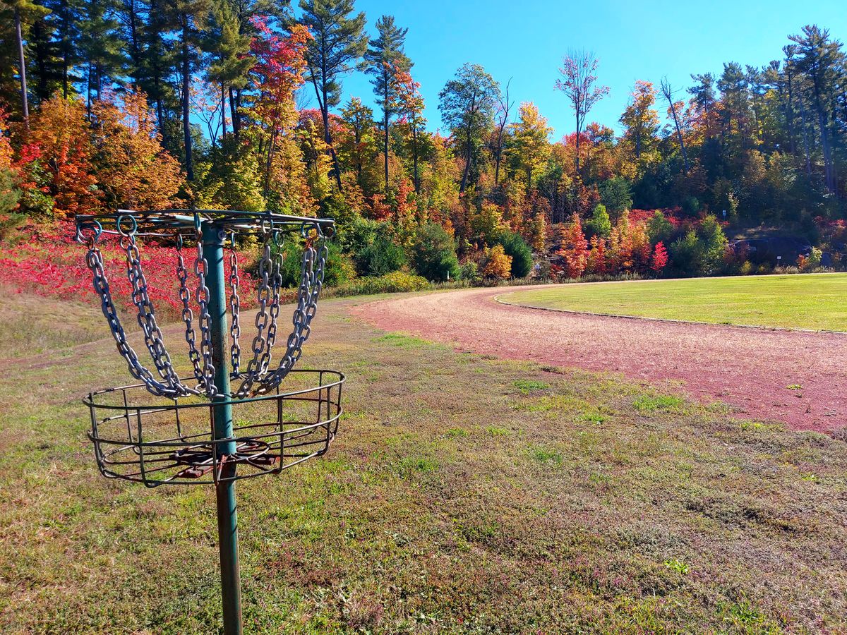 Reverse back up the fairway on hole 5. 🌳 🍁 🍁 🍁 🌳